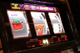 388mmk Casino Mobile APP ဖြင့် Slots ဂိမ်း ကစားနေသောပုံ